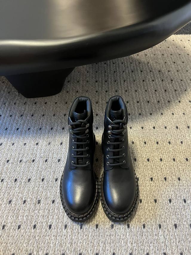 prad* Prada Thick-Sole Retro Martin Boots . Stylish, thick-soled, casual motorc