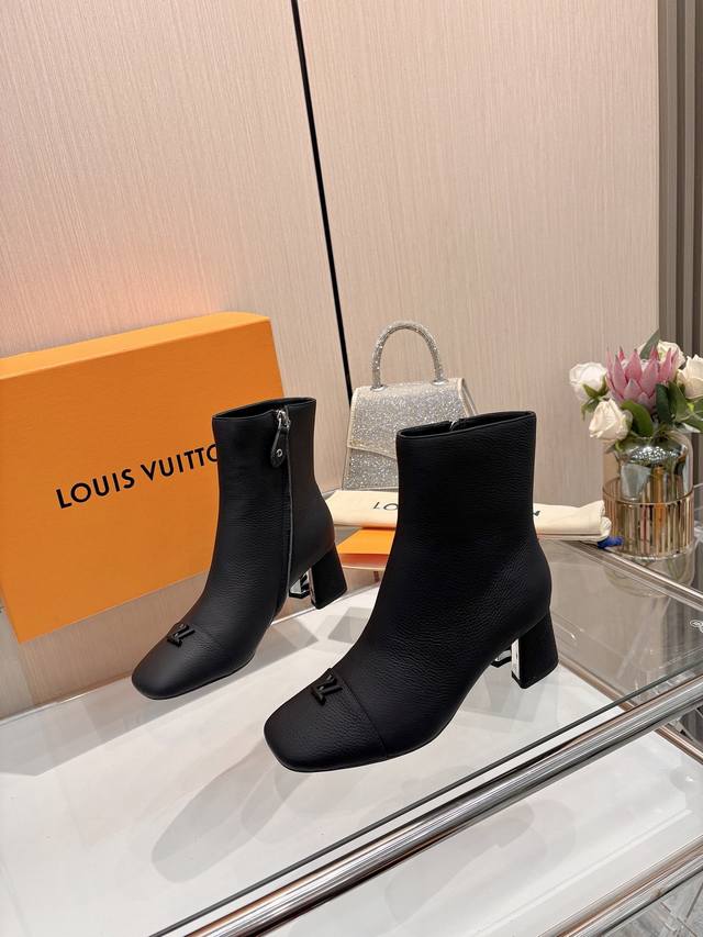 2025 Latest L-brand Autumn/Winter counter latest catwalk 6-inch short boots, off