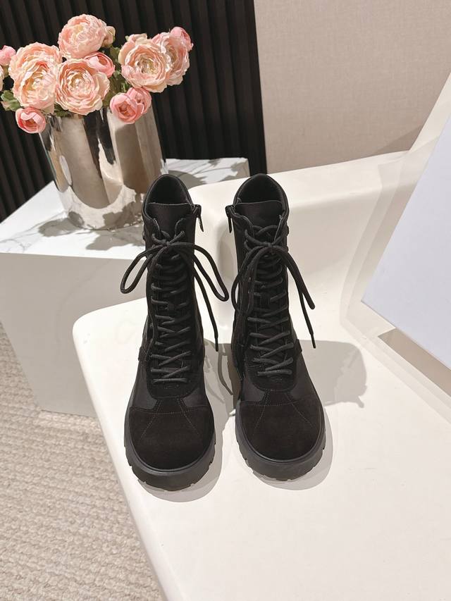 Factory price p Celine Celine's latest autumn and winter runway model, the same