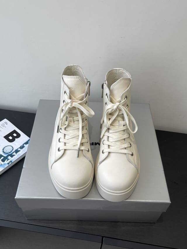 Smfk's new thick-soled, lace-up casual ankle boots ( ) from the niche fashion br