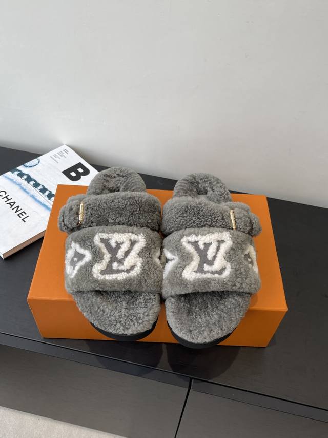 Louis Vuiton wool slippers . Top-quality pure lambskin leather creates an ultra