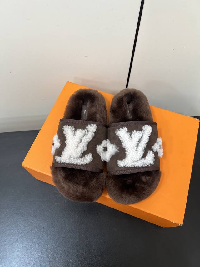 Lv2025Ss New Fall/Winter Wool Slippers This brand is truly stylish and stylish.