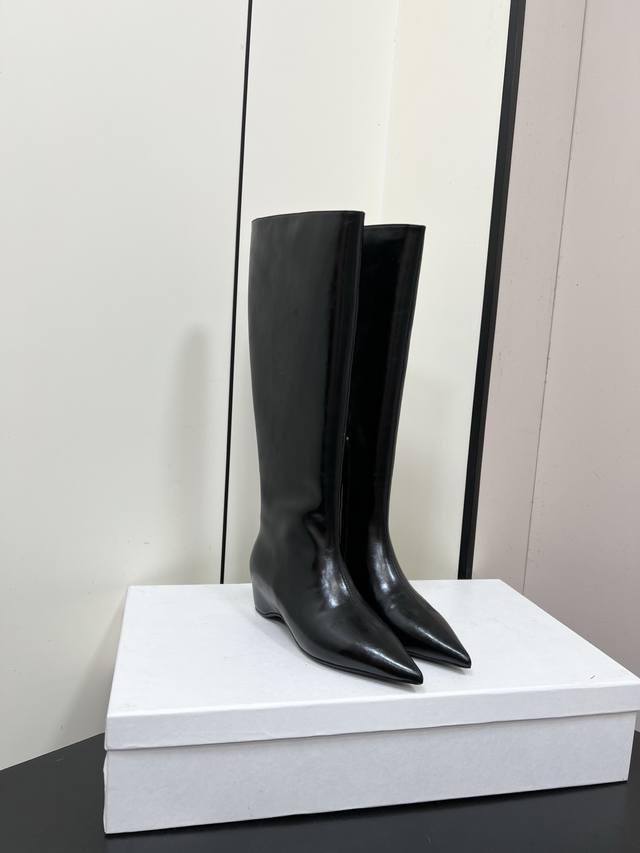 Khaite 25 Aw new long boots weld cool and high-end. Super rare patent leather wi