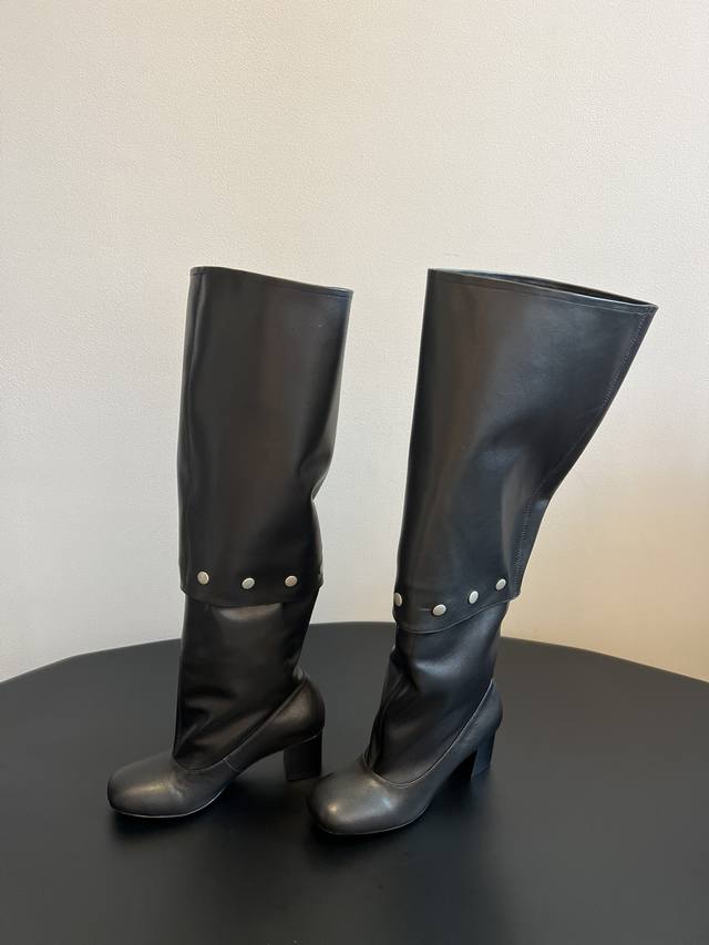 Paloma Wool's irresistibly beautiful boots can be worn in many ways. The leather