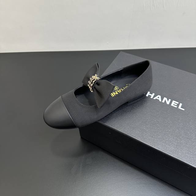 2025 Chanel's latest flat chain bow single shoes are fashionable and new. They a