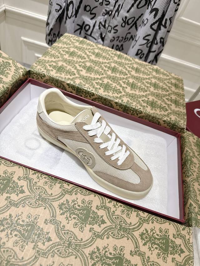 has released a brand new upgraded version of the Gucci 2025 new white sneakers.