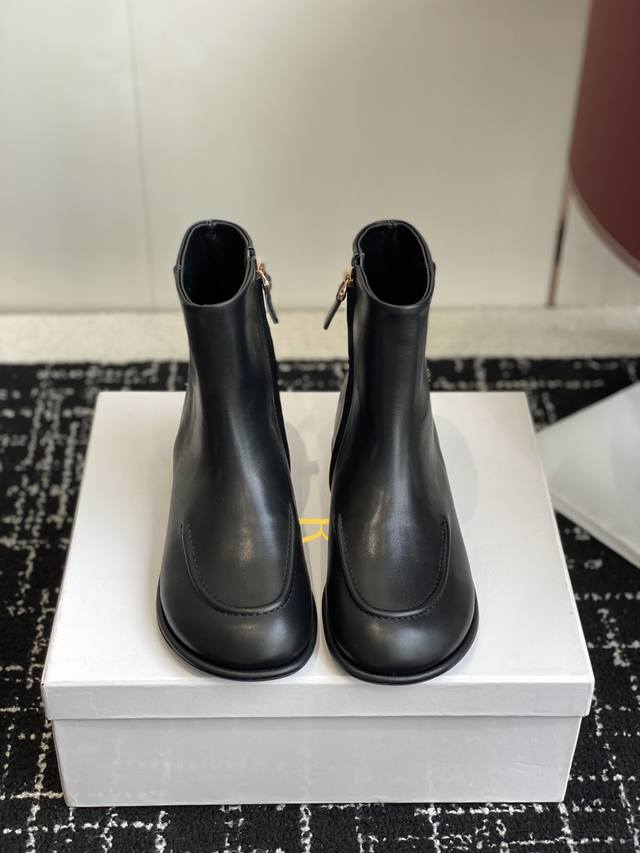 Shopping-grade The Row mid-calf boots, minimalist high-end flat boots, super so