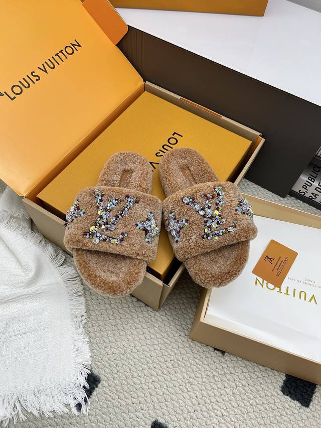 Purchasing-level Louis Vuitton new wool slippers . Made of top-quality pure le
