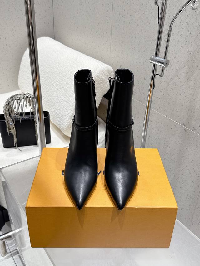 Louis Vuitton 25Ss autumn and winter new Lv pointed high heel side zipper short