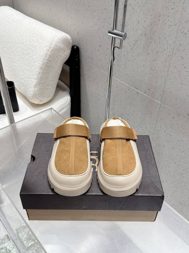 Ugg's new celebrity-style thick-soled furry slippers. Features a fleece lining f