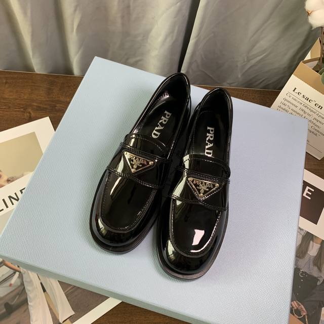 Top-tier purchasing version . Prada's new runway model, featuring a metal tria