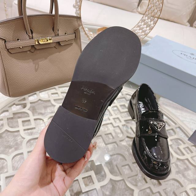 Factory p Premium purchasing version . Prada's new runway metal triangle logo