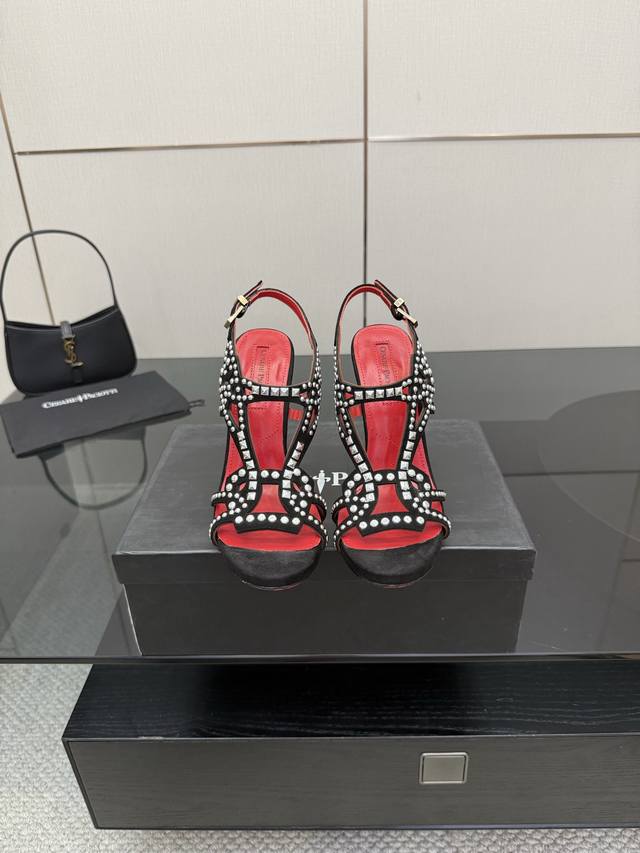 "A sharp blade piercing the heart" Cesare Paciotti Dagger high heelsOut of print