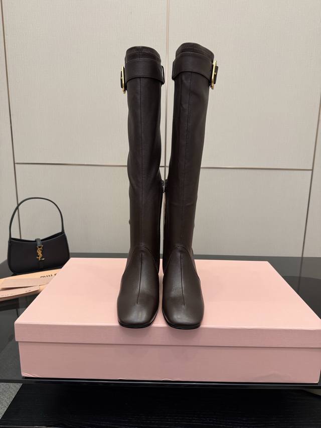 Top quality Miu's boots evolve every season. This season, their functionality is