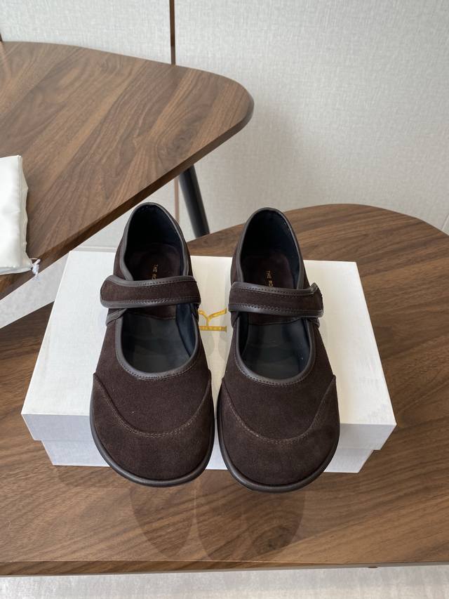 Therow 25Ss new minimalist round-toe Velcro Mary Jane shoes. . The Row's new se