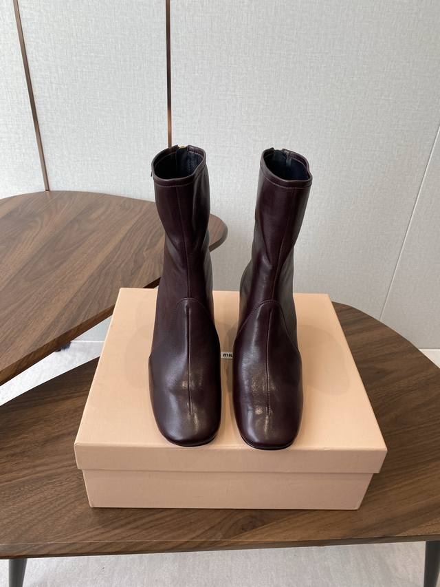Miu Miu 25Ss stretch ankle boots, new fall/winter runway style! The most worthwh