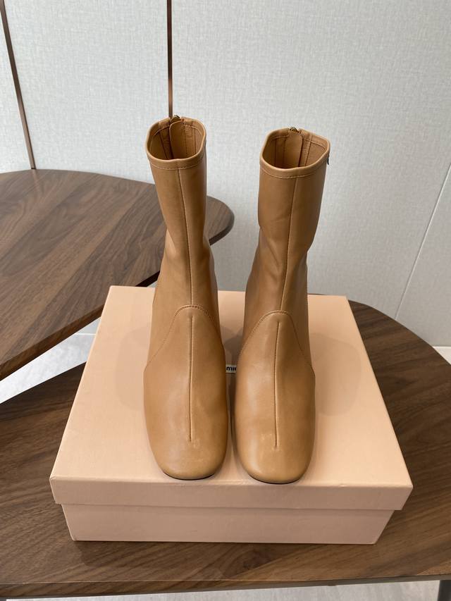 Miu Miu 25Ss stretch ankle boots, new style from the fall/winter runway! The mos