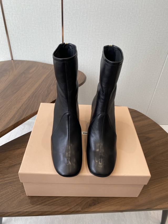 Miu Miu 25Ss stretch ankle boots, new fall/winter runway style! The most worthwh