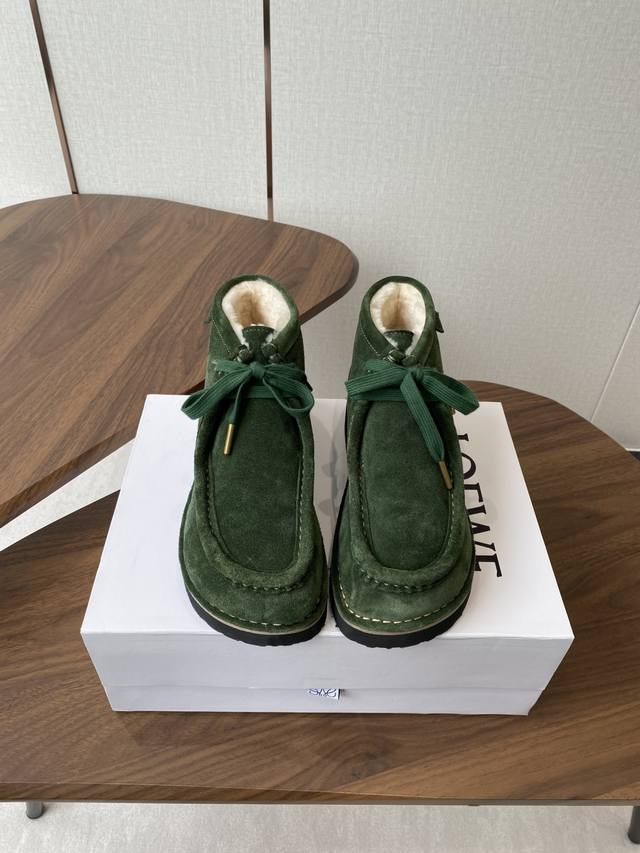 Loewe's new autumn/winter 25 wool ankle boots are here! The rounded toe is adora