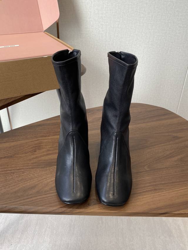 Short boots, flat boots, and tall boots . Miu Miu 25Fw Deck Shoes' new stretch