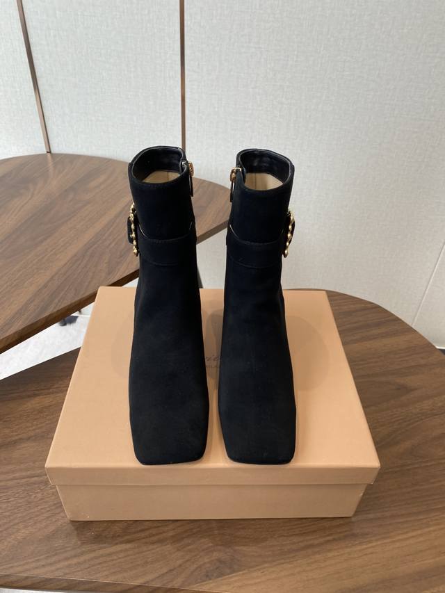 Gianvit* Rossi Autumn/Winter 25 pointed-toe ankle boots. A simple yet elegant de