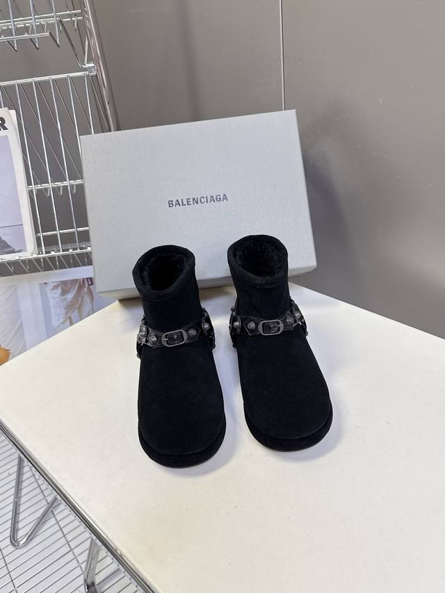 Balenciaga's latest autumn/winter ski boots are highly recommended by celebritie