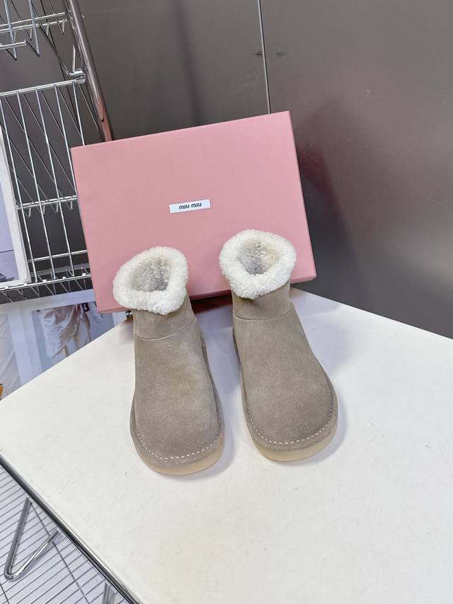 Miumiu Miu Miu's latest autumn and winter catwalk style snow boots, furry shoes