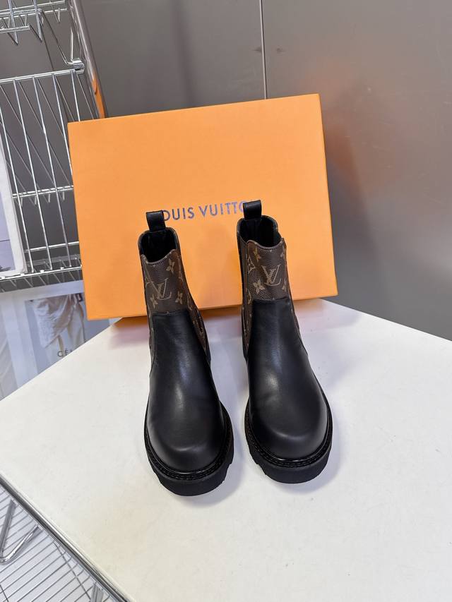 Louis Vuitton's latest autumn and winter Martin boots are highly sought after by