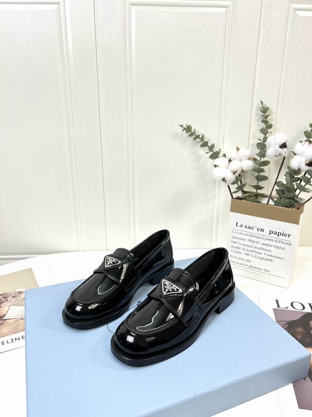 Top-tier purchasing version . Prada's new runway model, featuring a metal trian Top-tier purchasing version . Prada's new runway model, featuring a metal trian