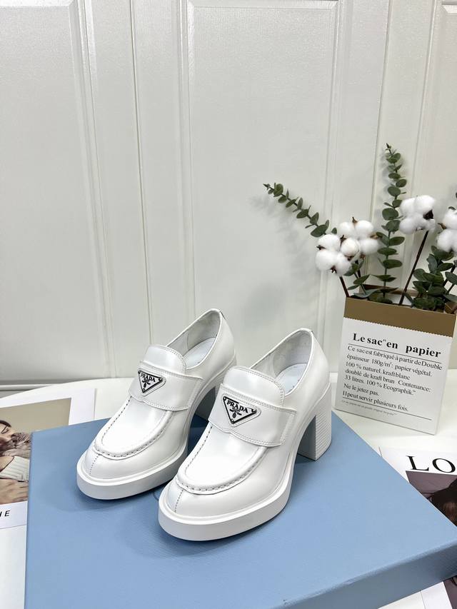 prad A Fw22 New Arrival~ p's new fall/winter high-heeled loafers. The classic tr