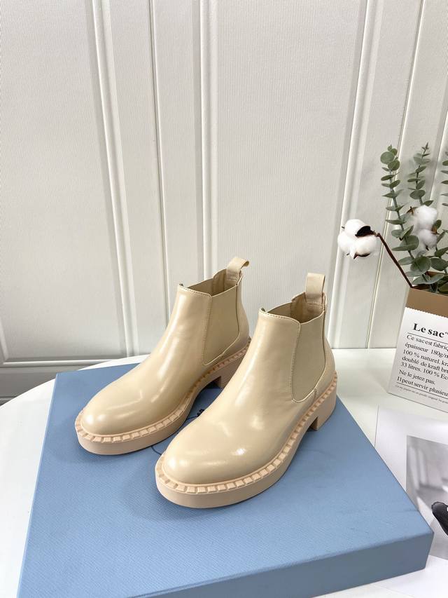 Top-tier SSS has launched the Prada ankle boot collection . Prada's spring run