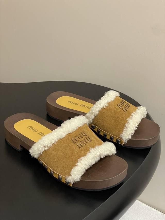 25Ss Autumn/Winter runway style, Miu Miu solid wood sole, single-strap wool slip