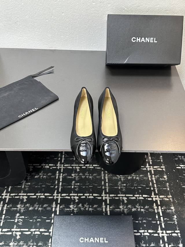 Chanel Coco lambskin bow mid-heel ballet flats with high heels are a classic rei