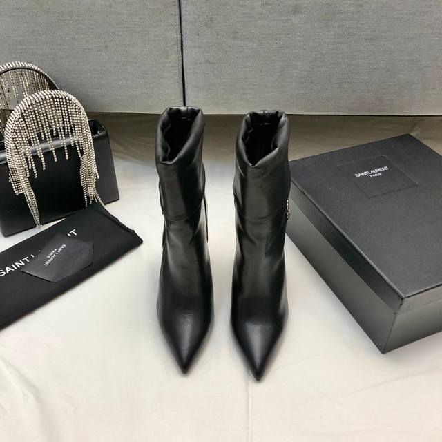 Exclusive Saint Laurent Ysl side zipper ankle boots! The latest fall/winter styl