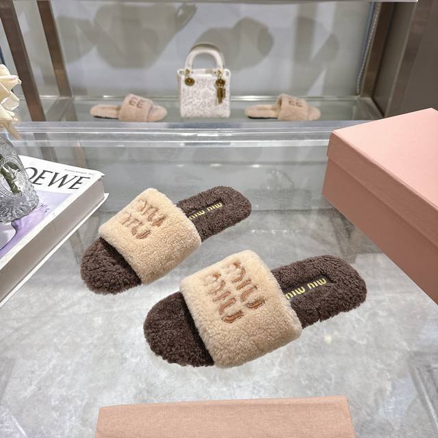 Factory price p Miumiu classic autumn and winter lettered furry slippersThere a