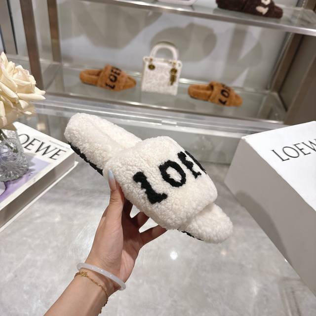 Factory Price: p Loewe's classic autumn/winter lettered furry slippersThere are