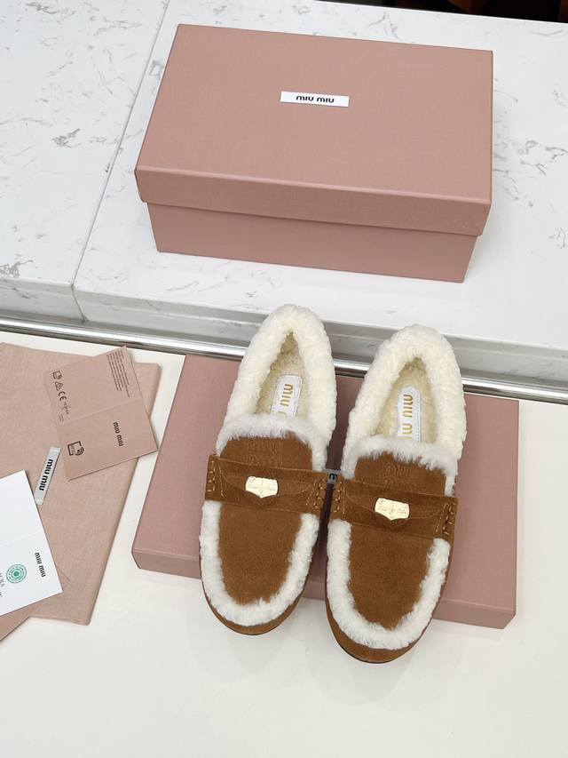 Factory: Miu Miu 25-year flat furry shoes catwalk new style retro fashion simpl
