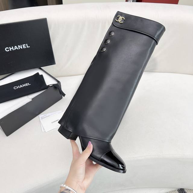High-end Chanel boots, the latest from Chanel's autumn and winter boutique, a m
