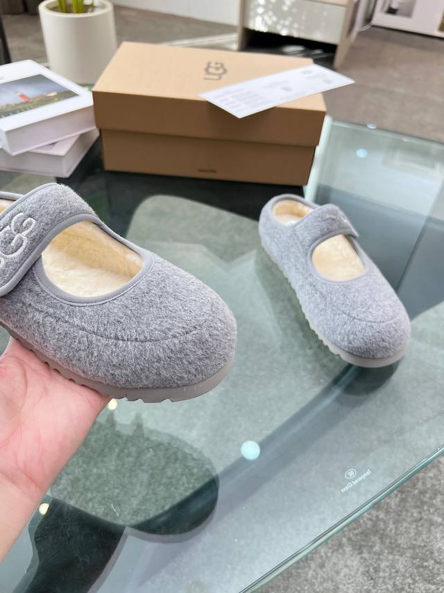 The hottest Ugg wool Mary Jane flats in three colors. First-generation , long-