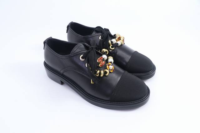 A must-have Chanel item for this autumn and winter season! Chanel's autumn and