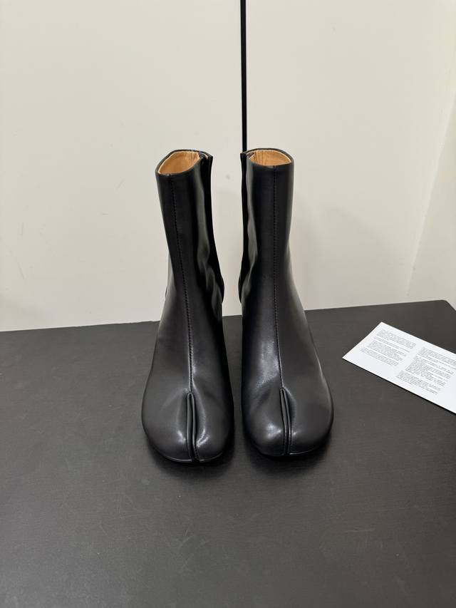 Maisonmargiela Mm6 split-toe boots. Highly recognizable, extremely comfortable,