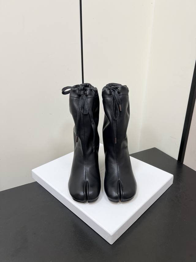 Maison Margiela Margiela split-toe lace-up loose high-heeled short boots balloon