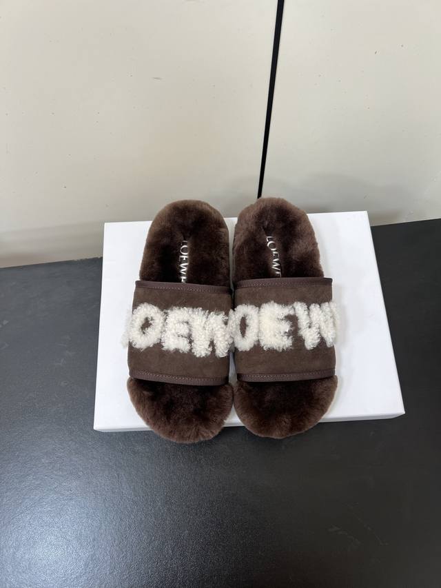Chanel's new fall/winter 2025 wool slippers. This brand is truly stylish and sty
