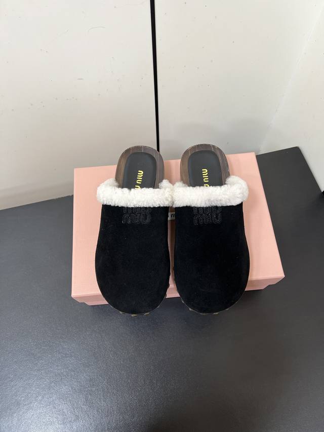 Miumiu 25Ss Autumn/Winter Runway Style Furry Closed-Toe Slippers This timeless s