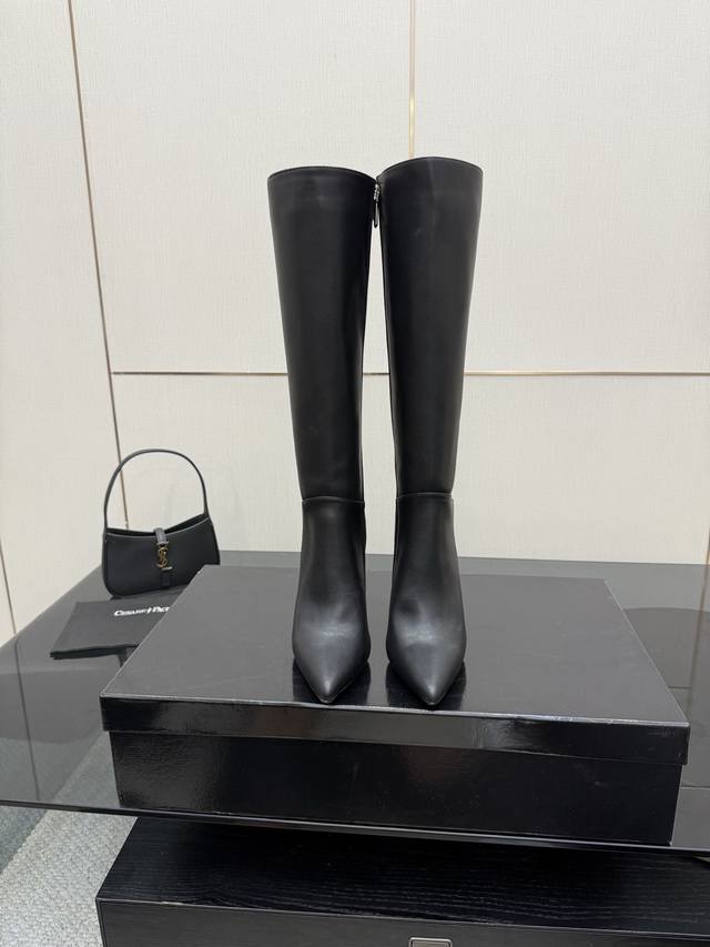 "A sharp blade piercing the heart" Cesare Paciotti dagger fashion bootsOut of pr