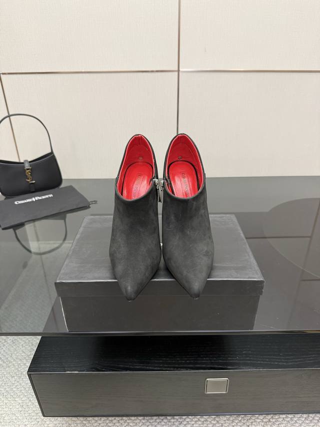 "A sharp blade piercing the heart" Cesare Paciotti dagger fashion bootsOut of pr