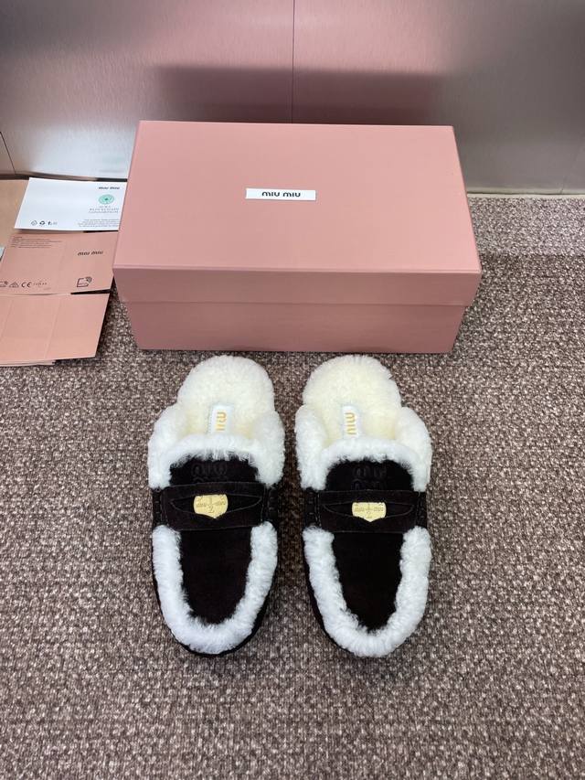 Factory p price p Miumiu 2025 autumn and winter new fashion lambswool mule women