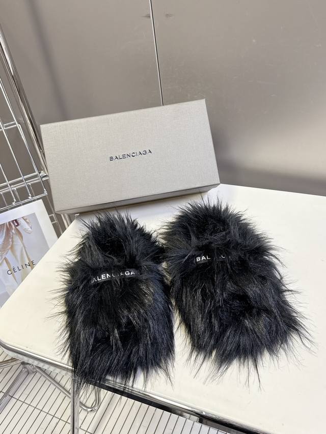 Balenciaga's latest furry slippers for fall and winter. A favorite among fashion