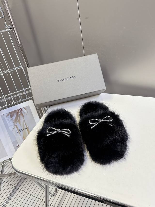 Balenciaga's latest autumn/winter bow-knot furry slippers. A favorite among fash
