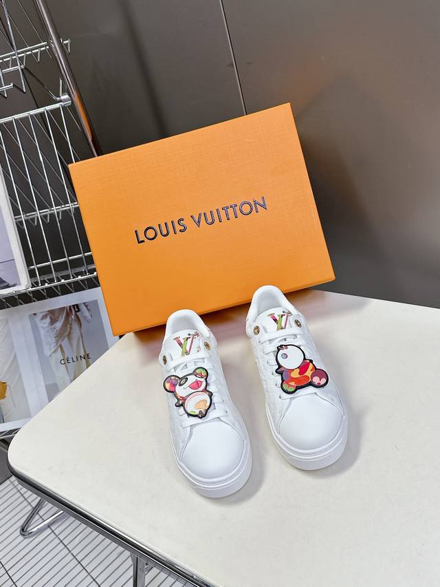 Louis Vuitton couple's white sneakers are highly recommended by many influencers